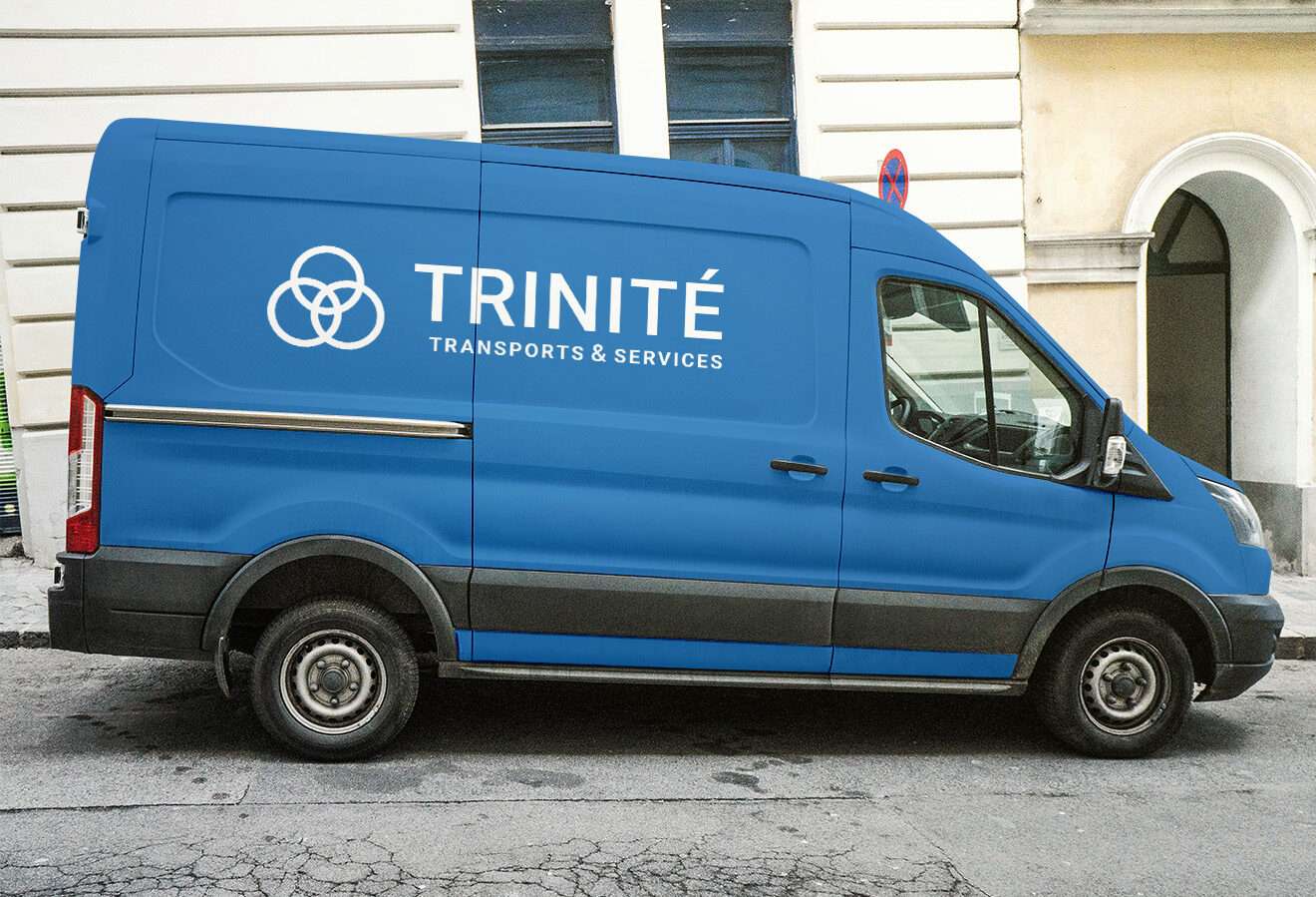 Camion bleu avec logo Trinité Transports & Services