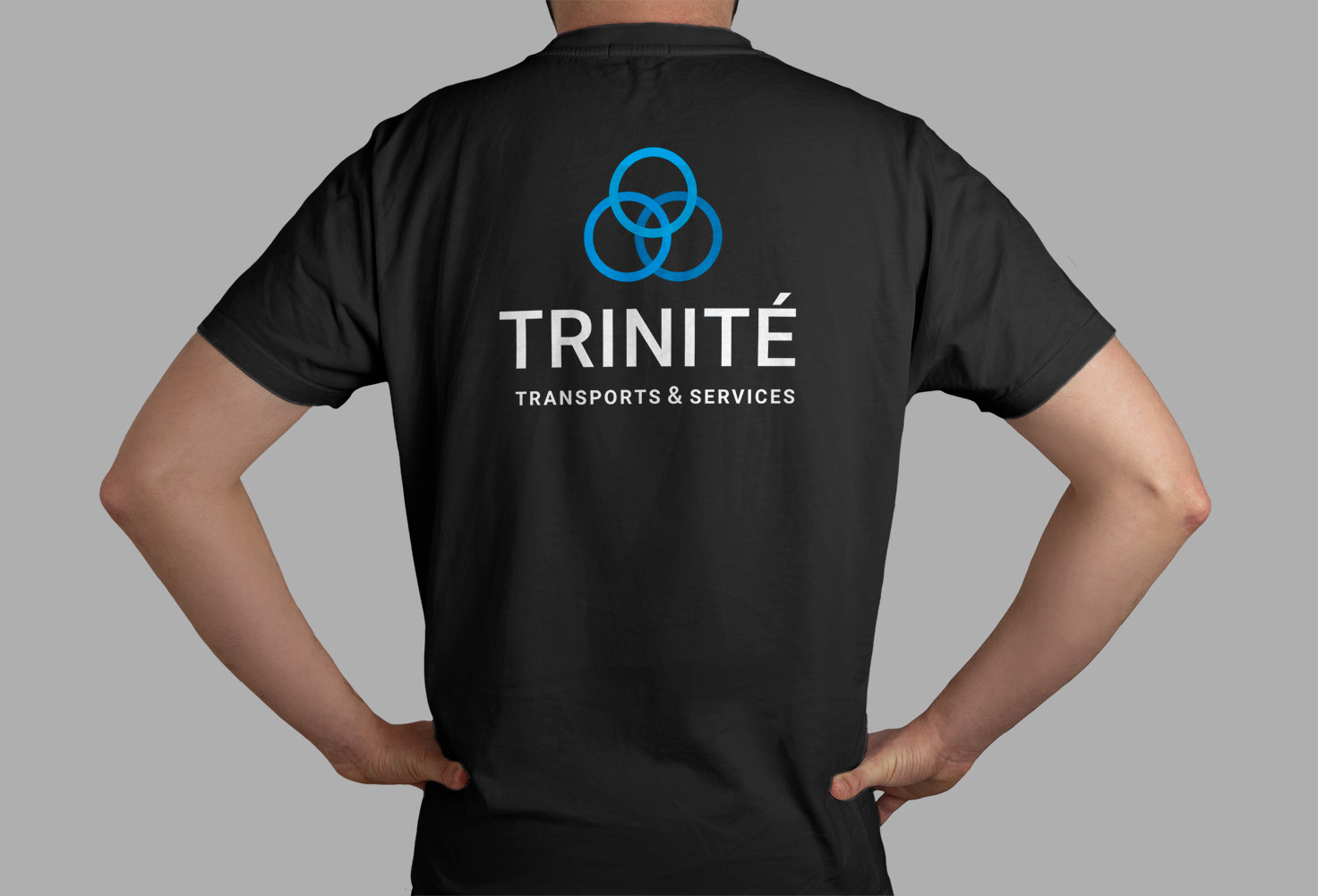 Homme portant un tshirt Trinité Transports & Services